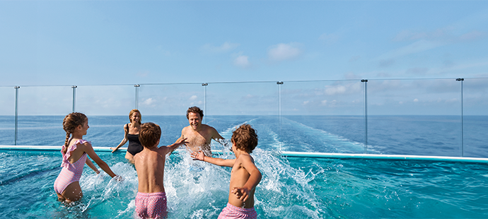 Kinder spielen im Pool auf einem Kreuzfahrtschiff mit Blick auf das offene Meer | MSC Cruises Kinder spielen im Pool auf einem Kreuzfahrtschiff mit Blick auf das offene Meer | MSC Cruises