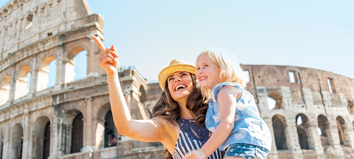Eine Mutter zeigt auf das Kolosseum mit ihrem Kind in den Armen | MSC Cruises Eine Mutter zeigt auf das Kolosseum mit ihrem Kind in den Armen | MSC Cruises