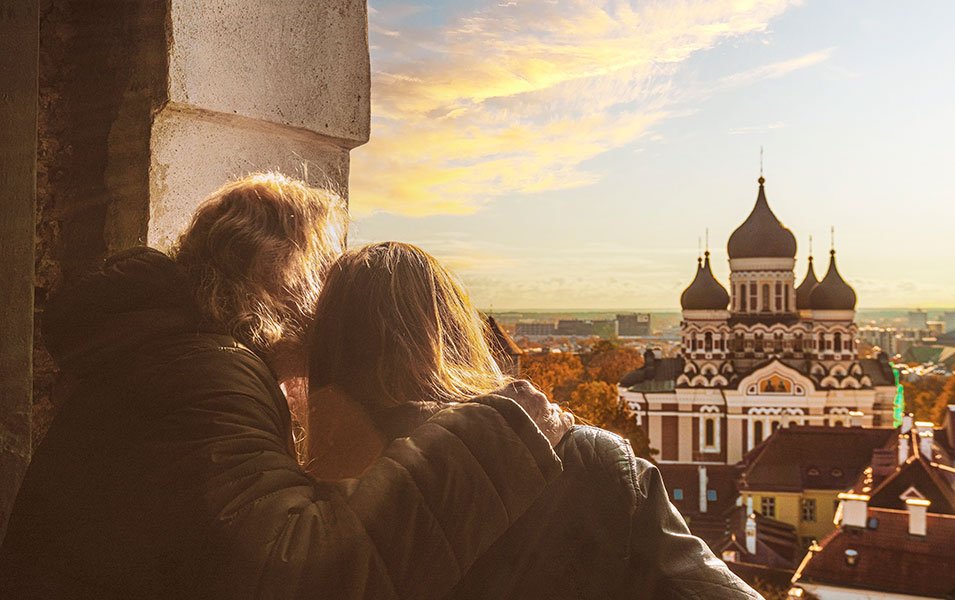 Couple admiring the Alexander Nevsky Cathedral in Tallinn at sunset | MSC Cruises Couple admiring the Alexander Nevsky Cathedral in Tallinn at sunset | MSC Cruises